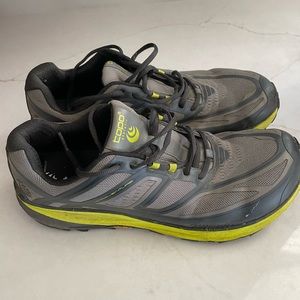 MEN'S TOPO ATHLETIC ULTRAVENTURE, GREY/GREEN 11.5M